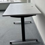 Biurko Kinnarps 140x80 białe T czarna