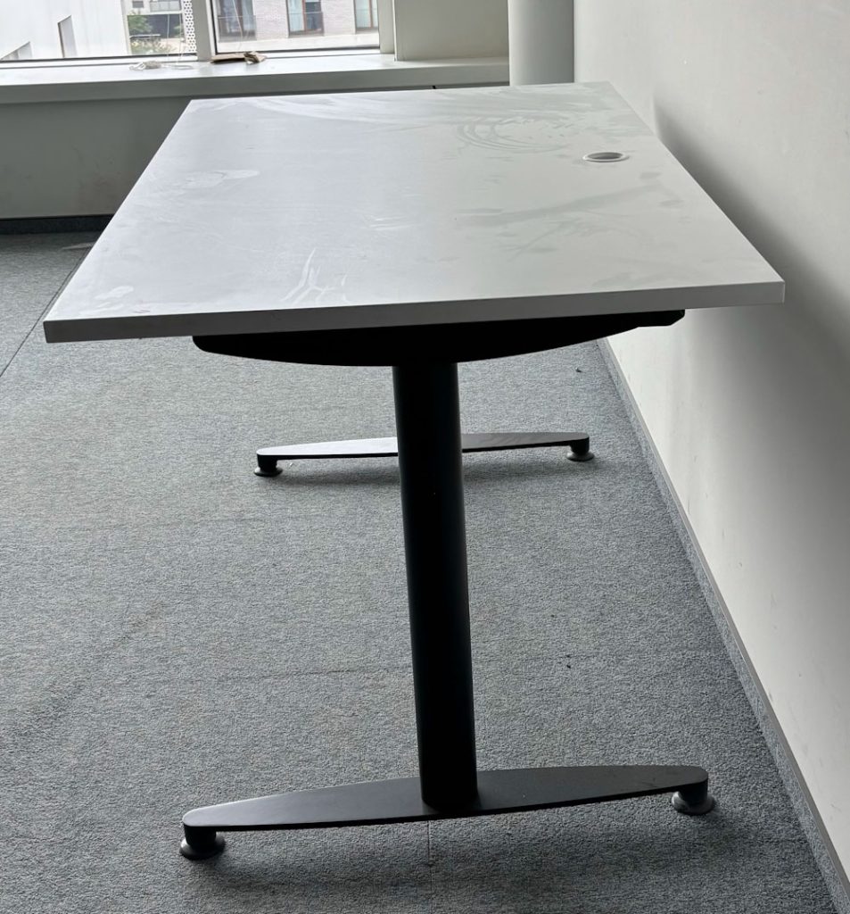 Biurko Kinnarps 140x80 białe T czarna