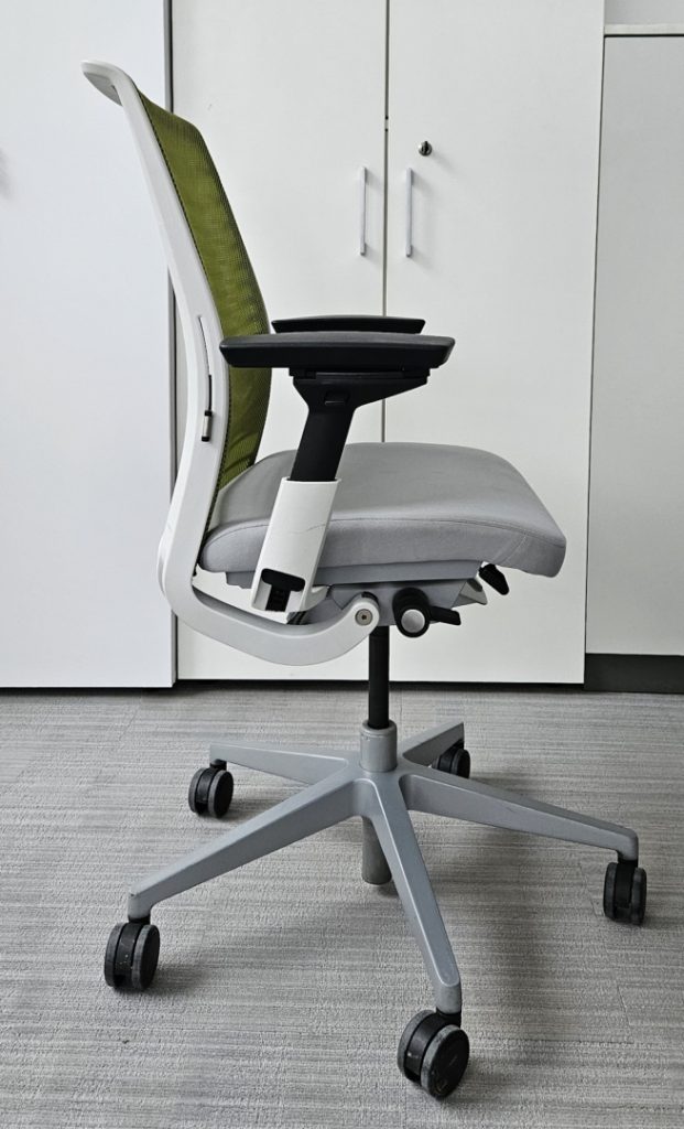 Fotel obrotowy STEELCASE THINK V2 pl. zielone / szare