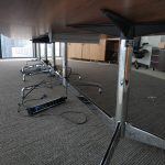 Stół konferencyjny Vitra Eames ok. 550x140 cm dąb naturalny (uszkodzony blat - do renowacji)