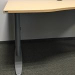 Biurko Kinnarps 160x90 cm brzoza wcięcie TS szara