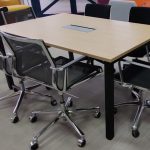 Stół konferencyjny Mikomax 160x100 dąb, czarna baza