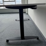 Biurko Kinnarps 140x80 białe T czarna