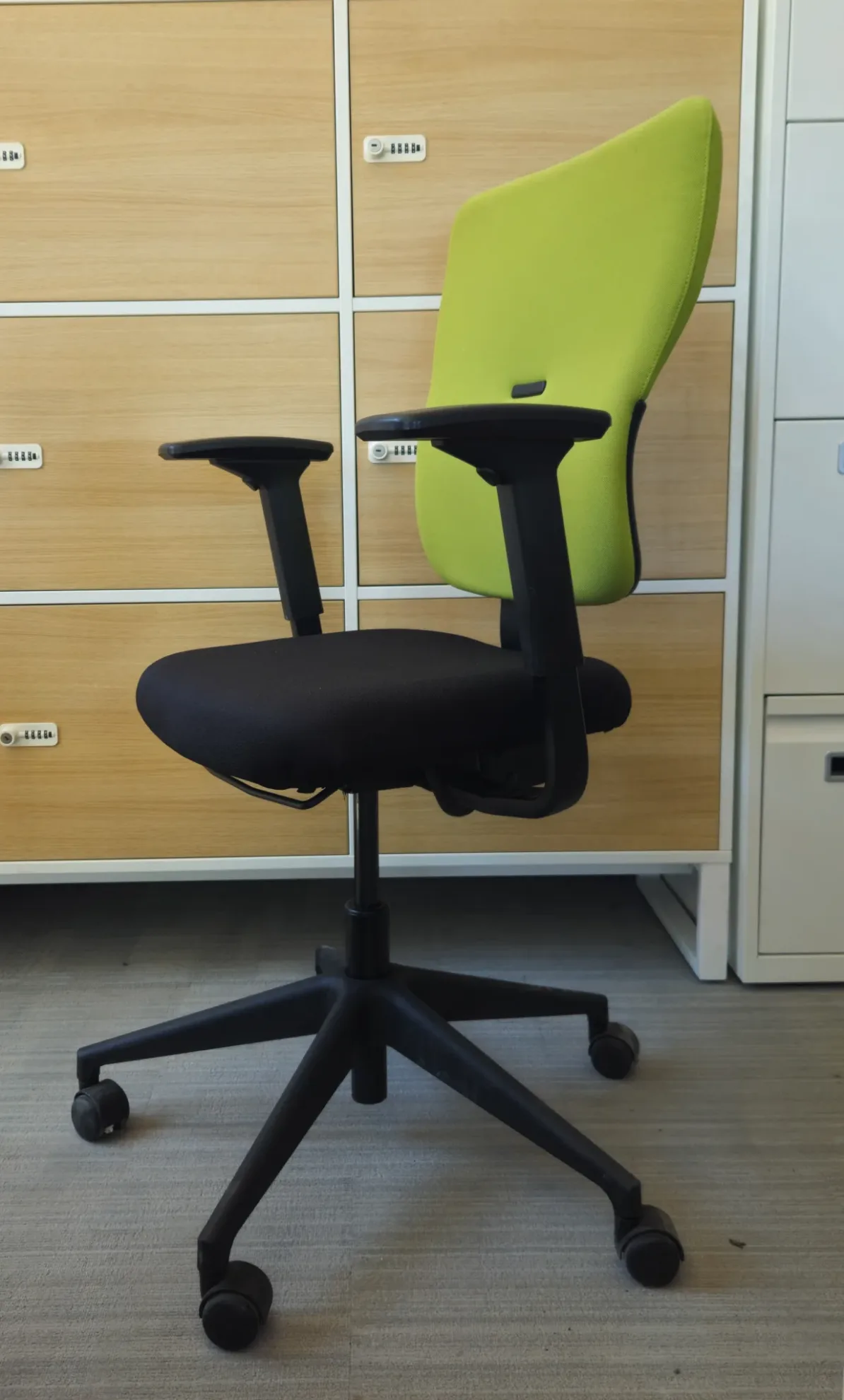 Fotel obrotowy STEELCASE LET'S B zielono-czarny (przetapicerowane siedzisko)