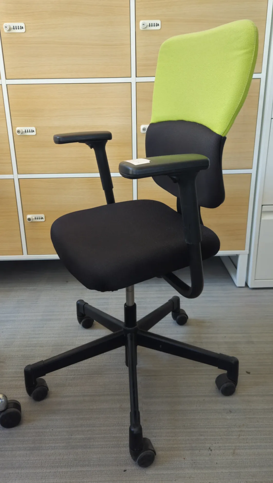 Fotel obrotowy STEELCASE LET'S B zielono-czarno-czarny (przetapicerowane siedzisko)