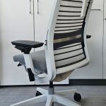 Fotel biurowy Steelcase Think V2 zagłów. ,biała, siatka