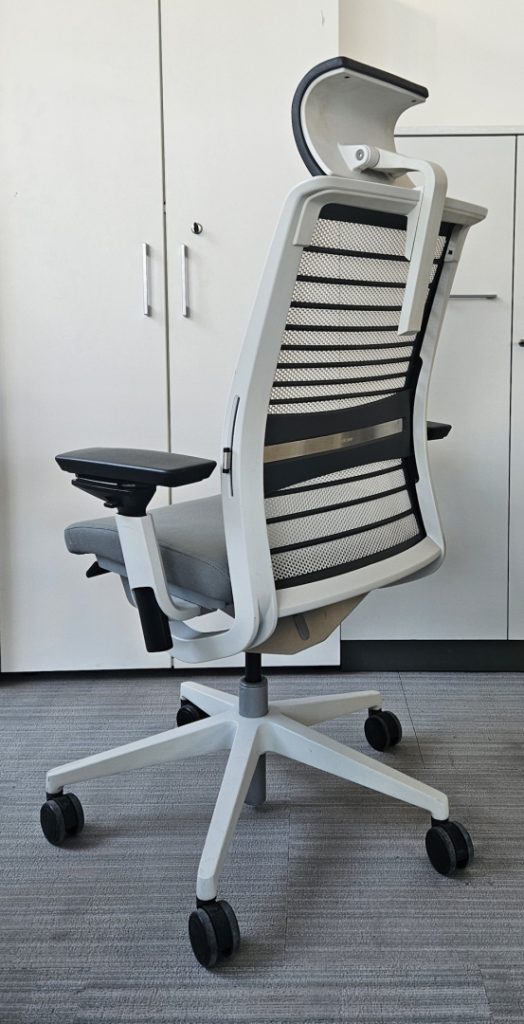 Fotel biurowy Steelcase Think V2 zagłów. ,biała, siatka