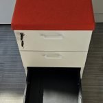 Kontener Actiu 3-szufl. biały piórnik pomarańczowa poducha