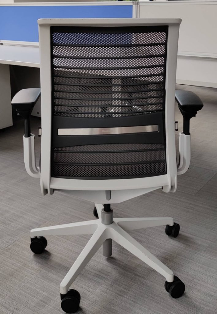 Fotel obrotowy Steelcase Think biały antracyt