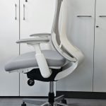 Fotel obrotowy Okamura Sylphy z zagłowkiem szary