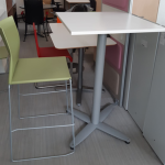 Stół wysoki KINNARPS 70x70x110 blat biały noga krzyżakowa szara