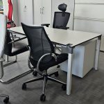 Biurko Steelcase 160x100x80 białe czarna krawędź chrom