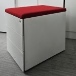 Kontener STEELCASE Implicit 3 szuflady biały z czerwoną poduchą