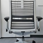 Fotel biurowy Steelcase Think V2 zagłów. ,biała, siatka