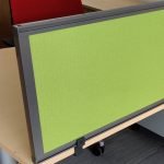 Ścianka biurkowa KINNARPS dł. 160 x34cm zielona (do blatów max. gr. 22 mm)
