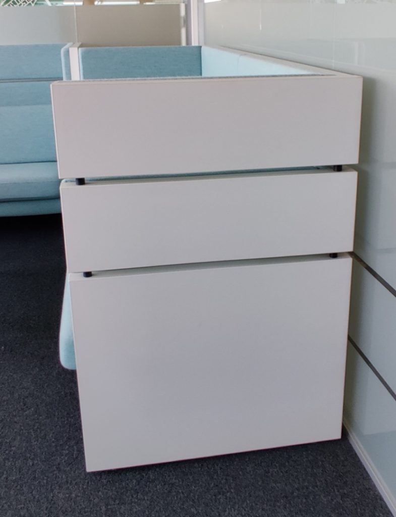 Sofa KINNARPS 218x90x123h wysokie oparcie obudowa biała płyta