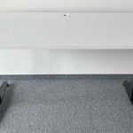 Biurko Kinnarps 140x80 białe T czarna