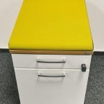 Kontener Kinnarps 2 szuflady obudowa dąb front biały poduszka żółta
