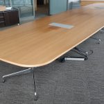 Stół konferencyjny Vitra Eames ok. 550x140 cm dąb naturalny (uszkodzony blat - do renowacji)