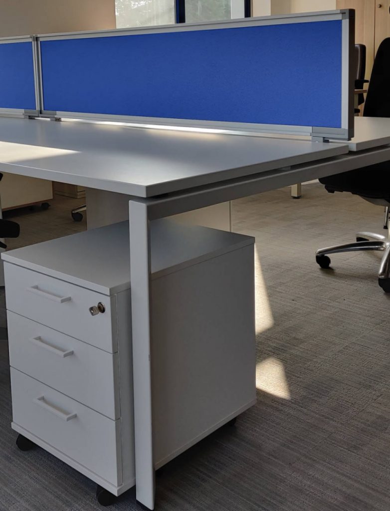 Bench 4-os. Steelcase FrameOne 160x80 biały + 2 scianki niebieskie