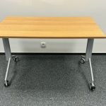 Stół mobilny KINNARPS 120x70 dąb kółka