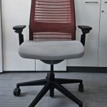 Fotel obrotowy STEELCASE THINK V2 pl. czarny, czerwony kat. B