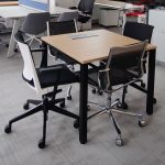 Stół konferencyjny Mikomax 90x90 dąb (mediaport) czarna baza