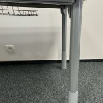 Biurko Kinnarps 140x80 dąb N szara mediabox
