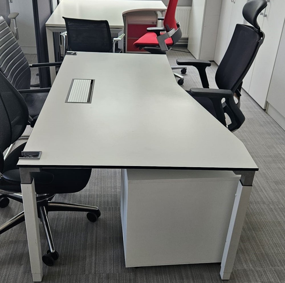 Biurko Steelcase 160x100x80 białe czarna krawędź chrom