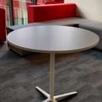 Stolik pneumatyczny BENE śr. 80 cm biały