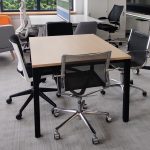 Stół konferencyjny Mikomax 120x100 dąb (bez mediaportu) czarna baza