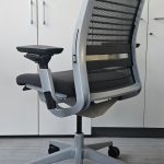 Fotel obrotowy STEELCASE THINK V2 pl.szare / antracyt