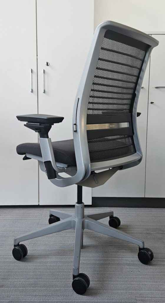Fotel obrotowy STEELCASE THINK V2 pl.szare / antracyt