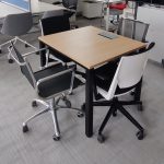 Stół konferencyjny Mikomax 80x90 dąb (mediaport) czarna baza