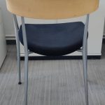 Krzesło Bondo z oparciem drewnianym siedzisko tapicerowane czarne, nogi metalowe szare