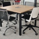 Stół konferencyjny Mikomax 100x100 dąb (mediaport) czarna baza