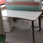 Biurko STEELCASE 160x90 biały, wyoblone, doklejka przeźroczysta zielonkawa