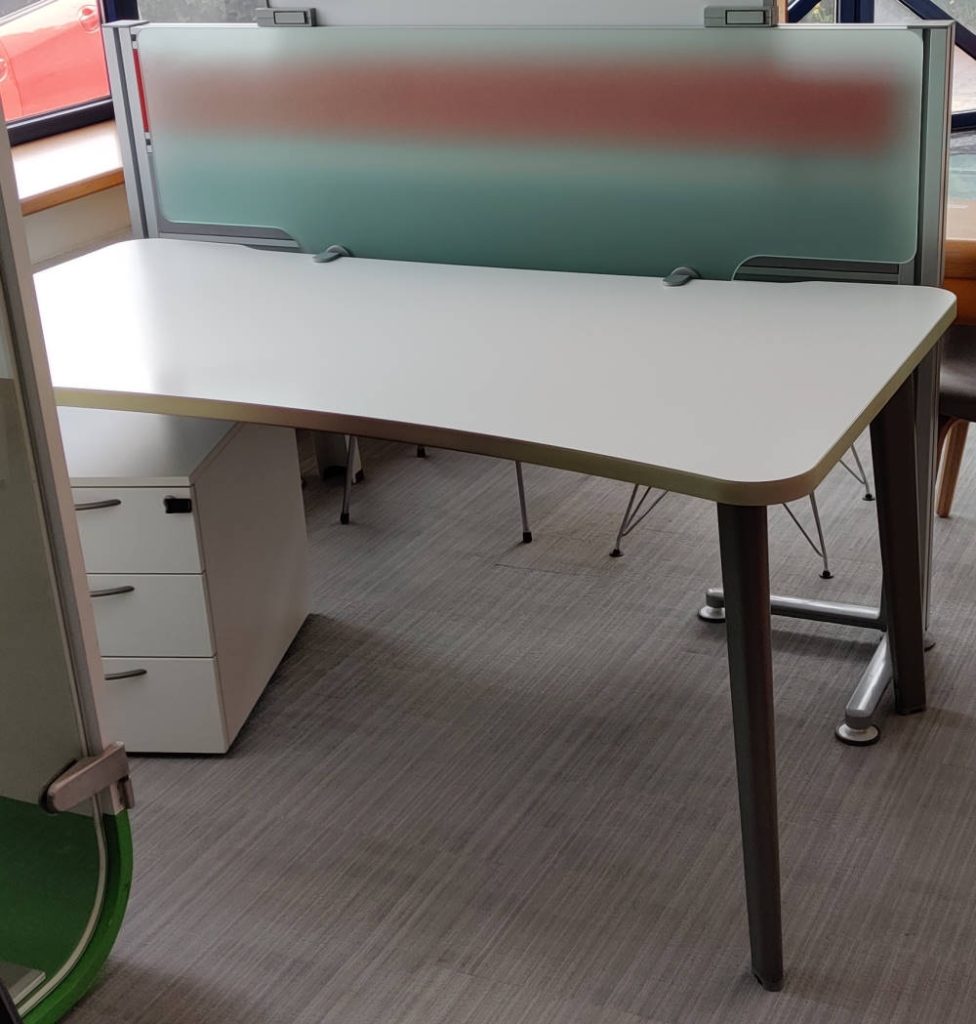 Biurko STEELCASE 160x90 biały, wyoblone, doklejka przeźroczysta zielonkawa