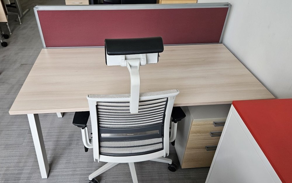 Biurko Steelcase 160x80 dąb bielony nogi A