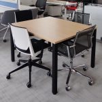 Stół konferencyjny Mikomax 120x100 dąb (bez mediaportu) czarna baza