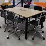 Stół konferencyjny Mikomax 160x100 dąb, czarna baza