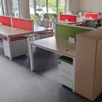 Bench Actiu 2 os. 140x80x+ścianka dąb bielony noga biała mediabox