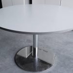 Stół konferencyjny MARTELA śr. 120 cm biały krawędź szara, chrom