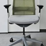 Fotel obrotowy STEELCASE THINK V2 pl. zielone / szare