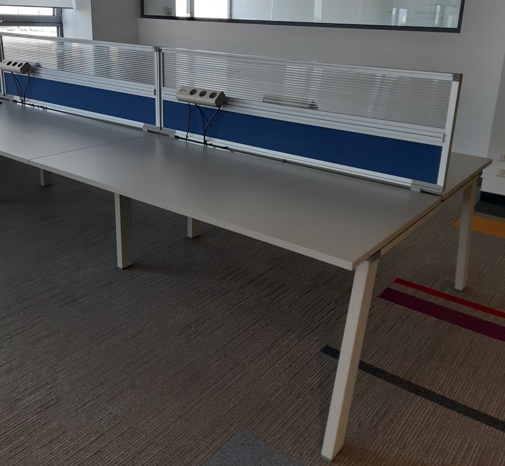Bench 6 os. Steelcase 140x80 jasnoszary A niebieska ścianka
