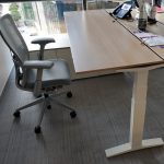 Biurko K&N 180x80/90 elektryczne dąb, nogi białe z szafkami
