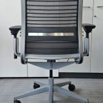 Fotel obrotowy STEELCASE THINK V2 pl.szare / antracyt