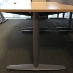 Biurko Kinnarps 160x90 cm brzoza wcięcie TS szara