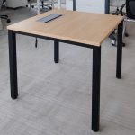 Stół konferencyjny Mikomax 90x90 dąb (mediaport) czarna baza