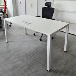 Biurko MIKOMAX 160x80 białe, noga biała kwadratowa, z klapką na srodku